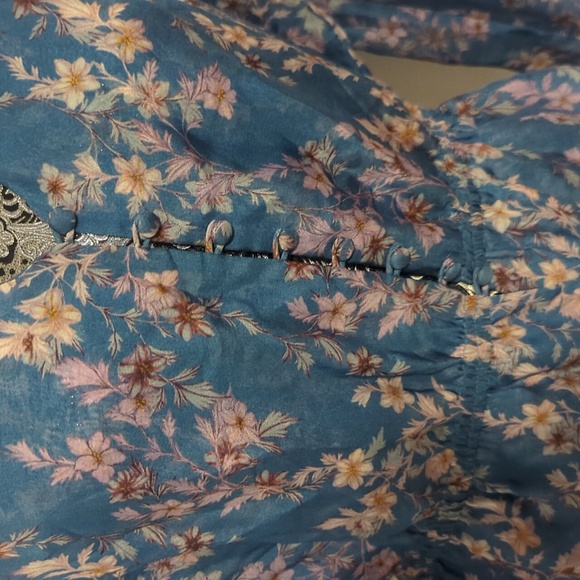 Intermix blue floral 100% silk blouse - Picture 7 of 12